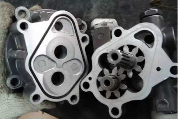 挖掘機(jī)先導(dǎo)泵壓力怎么調(diào)解？