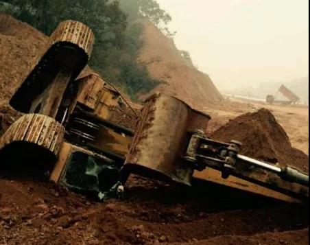 挖機側翻了怎么辦？處理好這9條能省幾十萬！